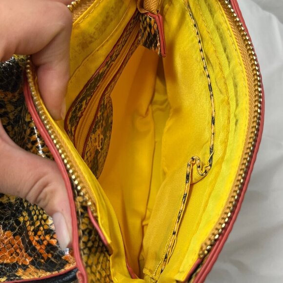 Scene snakeskin snake head crossbody purse - Picture 4 of 16